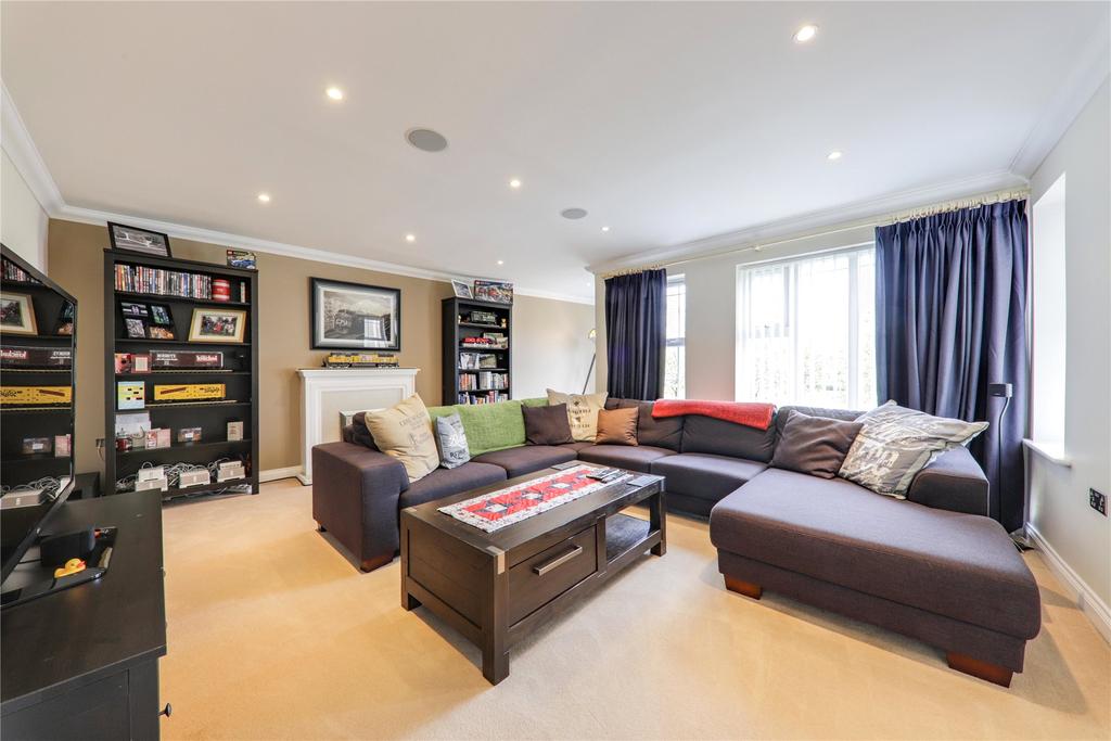 Dettingen Crescent, Deepcut... 5 bed terraced house £2,750 pcm (£635 pw)