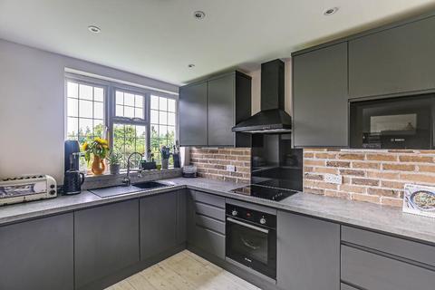 4 Downsway, South Croydon, CR2 0JA