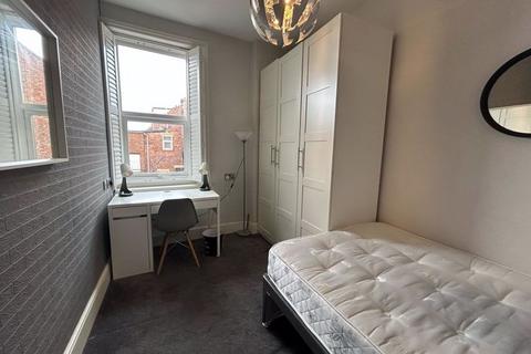 1 bedroom in a flat share to rent, Whitehall Road, Gateshead NE8
