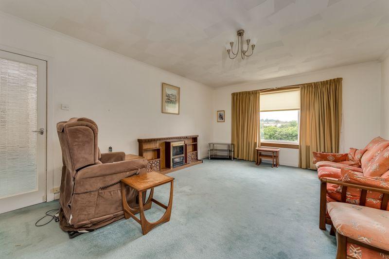 11a Old Glasgow Road, Stewarton, KA3 5JJ 3 bed link detached house £