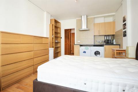 Studio to rent, Russell Court, Bloomsbury WC1H 0LP