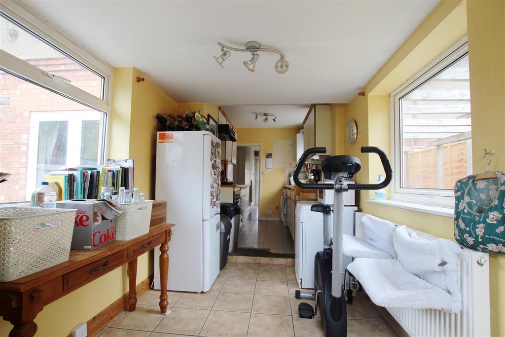 Eastfield Crescent, Finedon 3 bed semidetached house £205,000