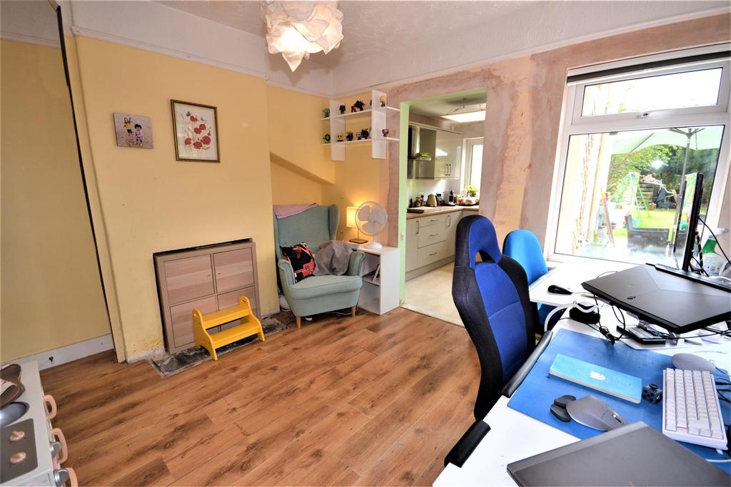 St. Marys Road, BurnhamonCrouch 2 bed semidetached house £285,000