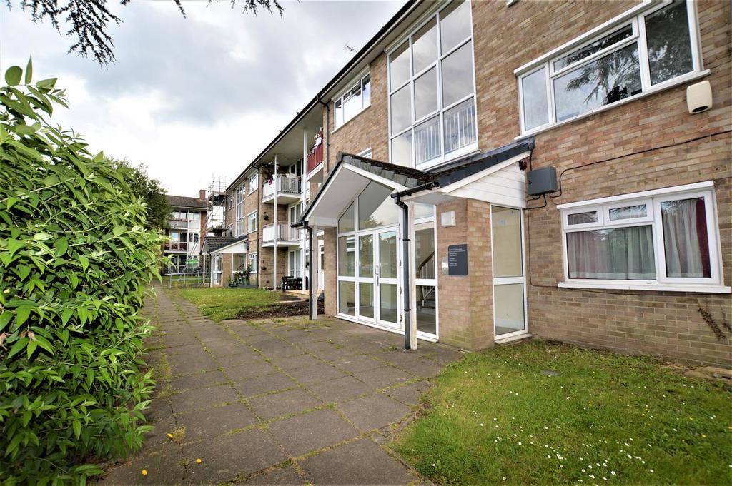Grove Crescent, Croxley Green 2 bed apartment £1,200 pcm (£277 pw)