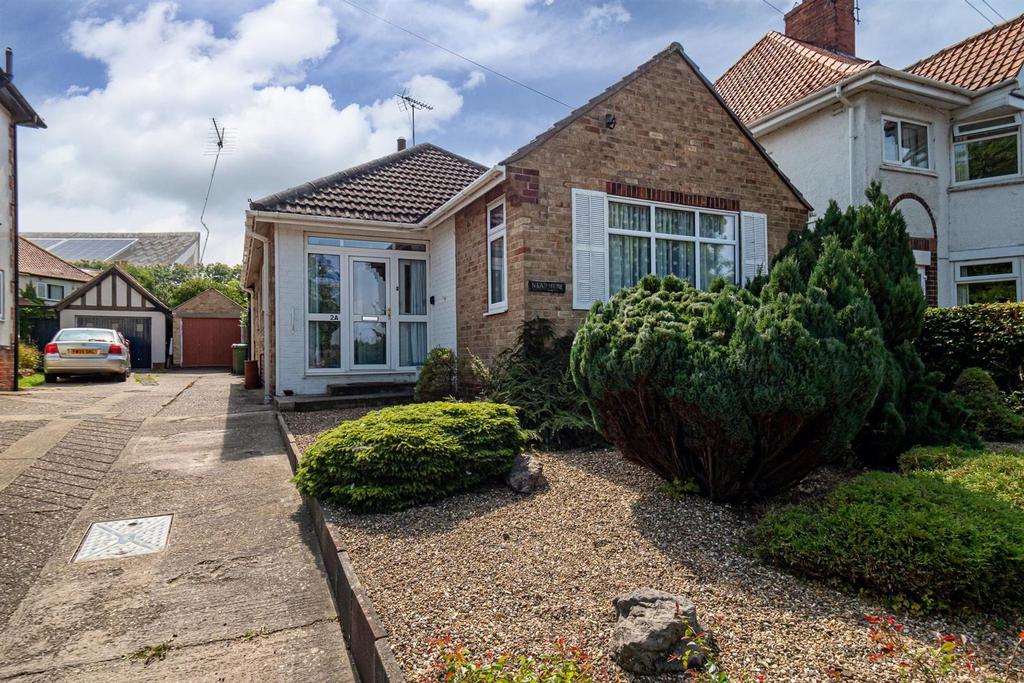 Hull Road, Hornsea 2 bed detached bungalow for sale £185,000