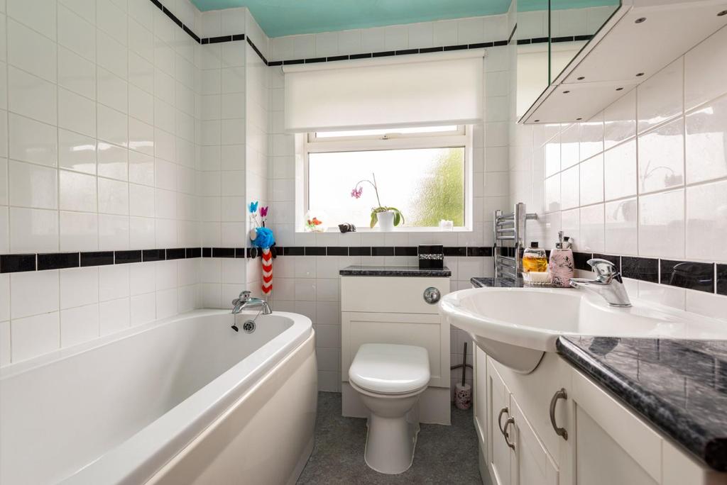 142 Wakeley Road bathroom.jpg