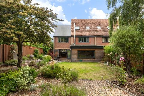11 Armstrong Close, Newmarket, CB8 8HD