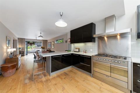 11 Armstrong Close, Newmarket, CB8 8HD