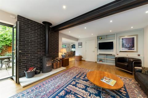 11 Armstrong Close, Newmarket, CB8 8HD
