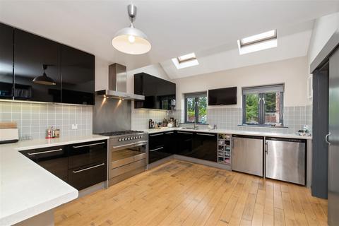 11 Armstrong Close, Newmarket, CB8 8HD