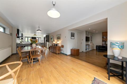 11 Armstrong Close, Newmarket, CB8 8HD