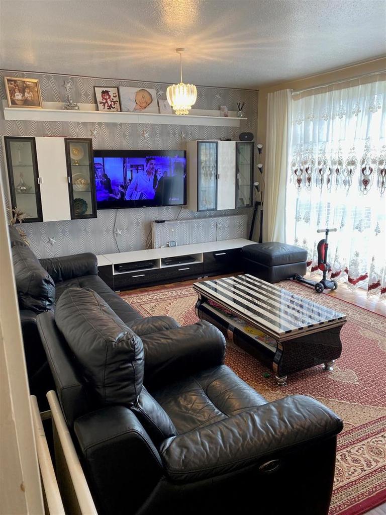 Stratton Close, Edgware 3 bed flat £1,550 pcm (£358 pw)