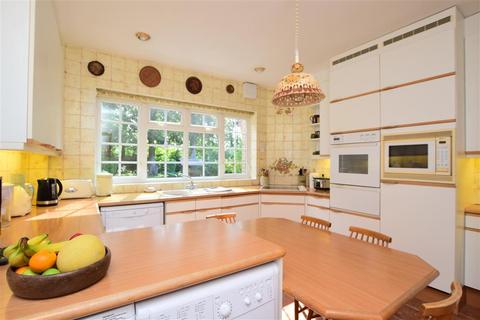 8 Third Avenue, Worthing, BN14 9NZ