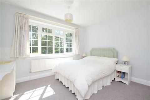8 Third Avenue, Worthing, BN14 9NZ
