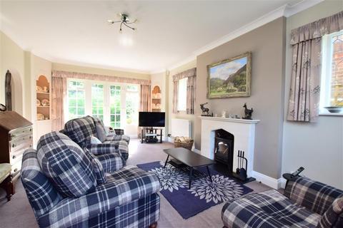 8 Third Avenue, Worthing, BN14 9NZ
