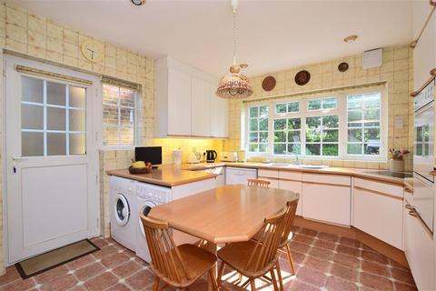 8 Third Avenue, Worthing, BN14 9NZ