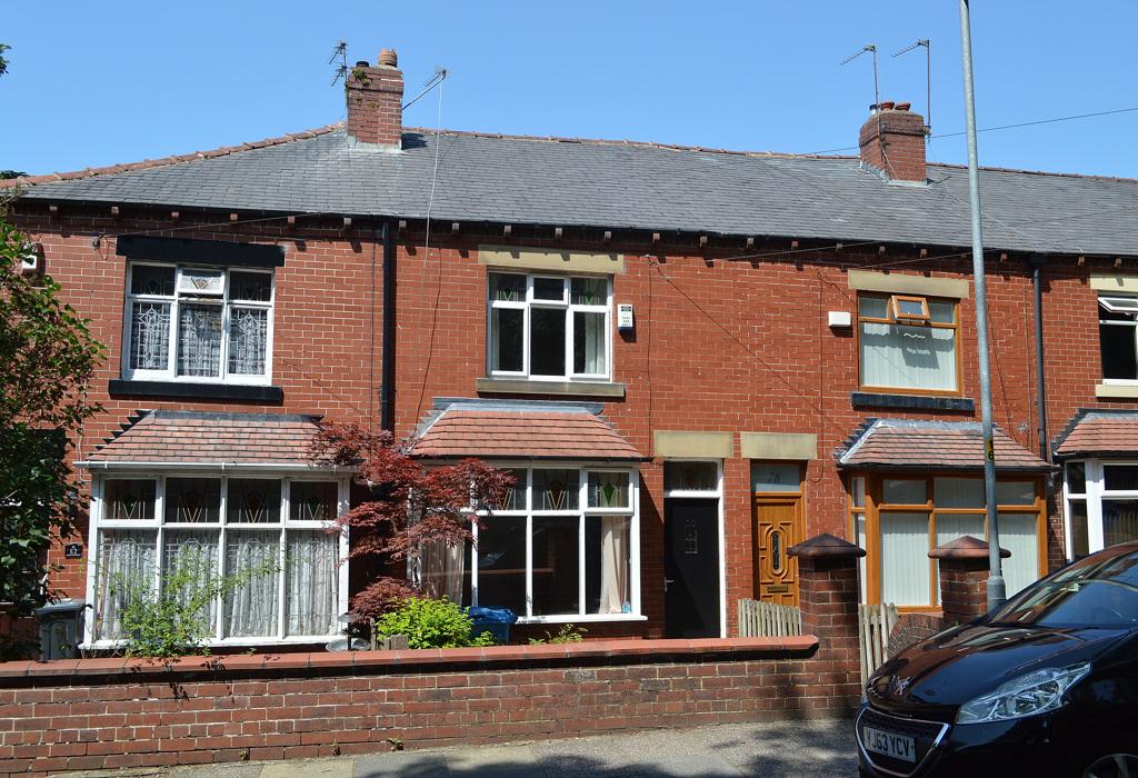 Thomas Street, Lees, Oldham, OL4 5BT 2 bed terraced house £150,000