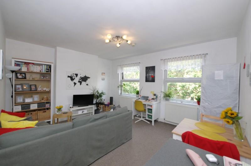 30 Queens Road, Buckhurst Hill, Essex. IG9 1 bed flat £950 pcm (£219 pw)