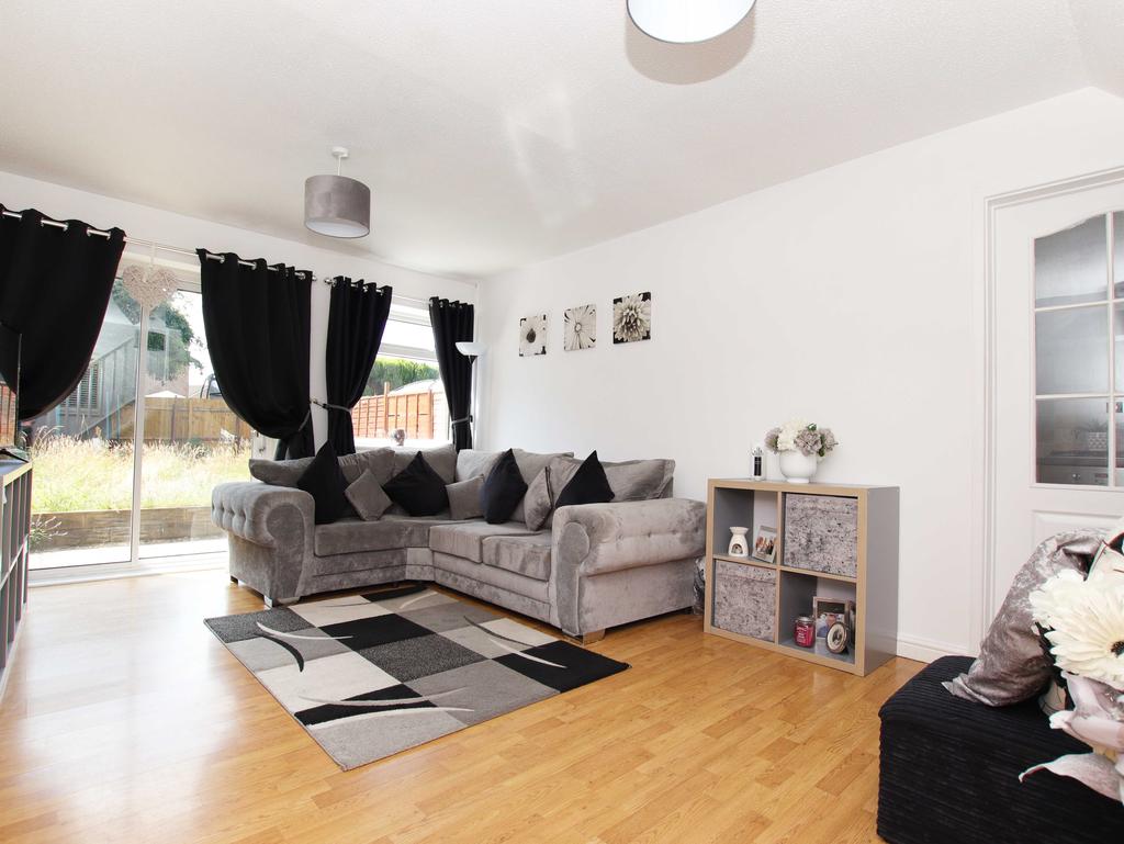 Chandlers Reach, Llantwit Fardre... 2 bed terraced house £165,000