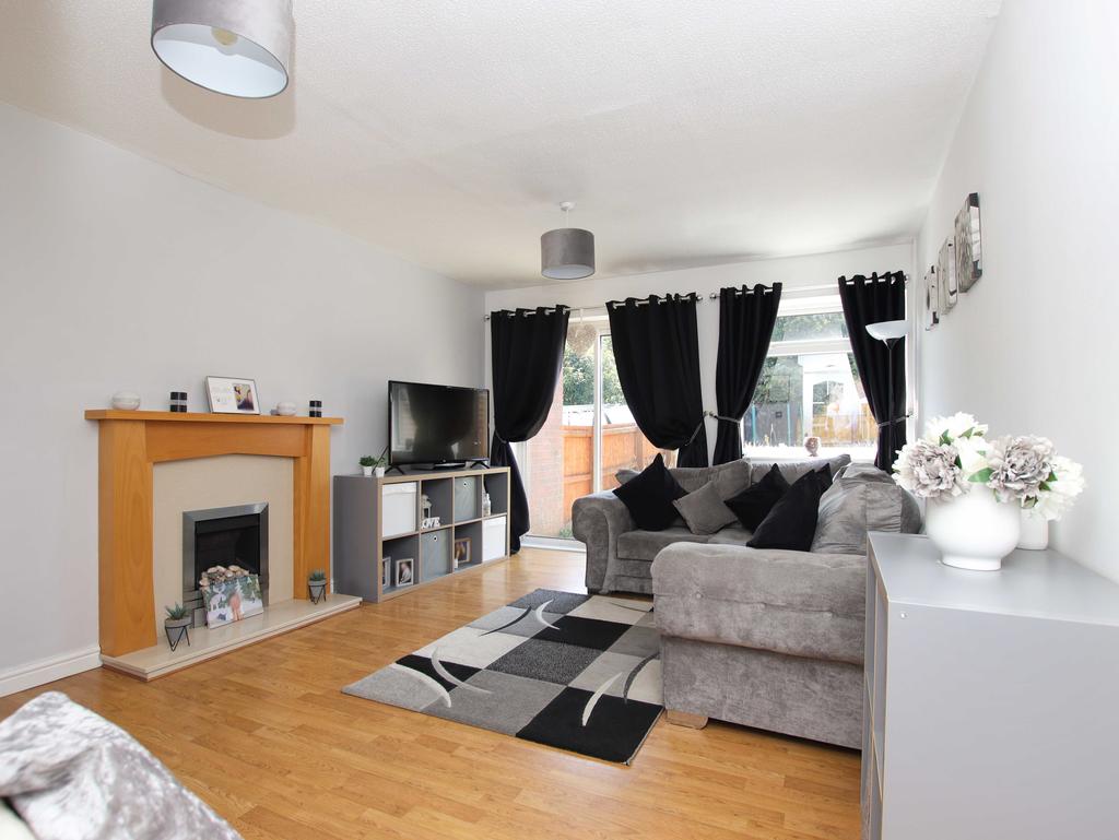 Chandlers Reach, Llantwit Fardre... 2 bed terraced house £165,000