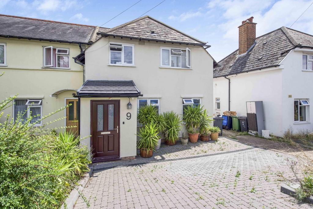 The Crescent, New Malden, KT3 3 bed end of terrace house £630,000