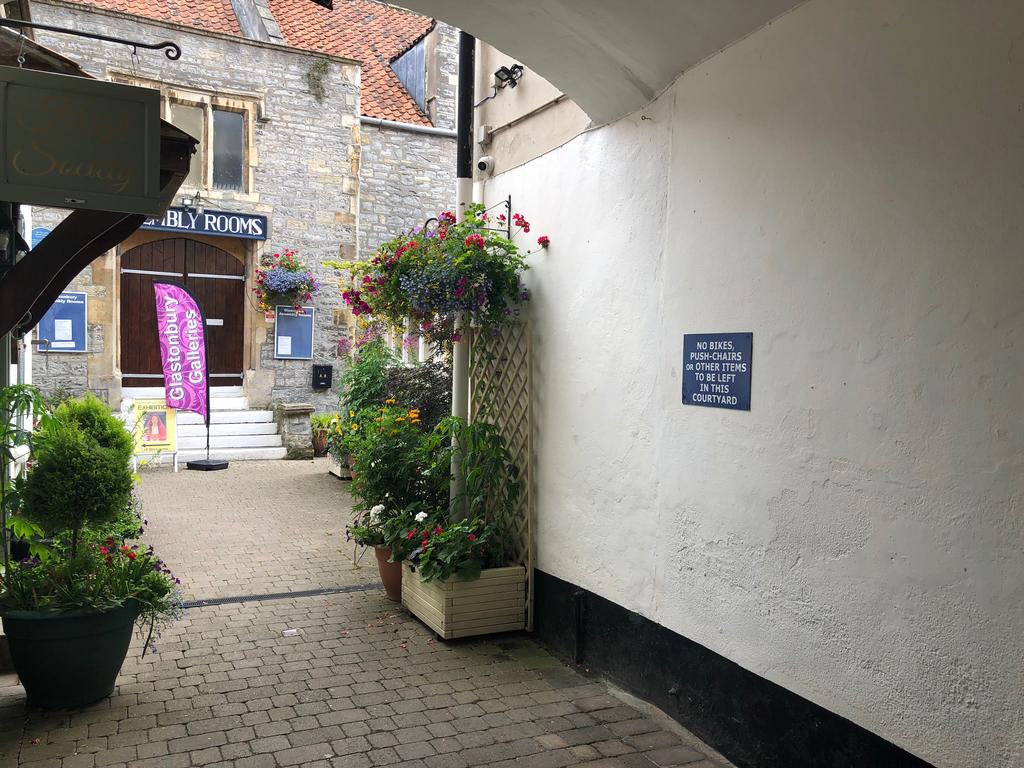 Entrance via courtyard