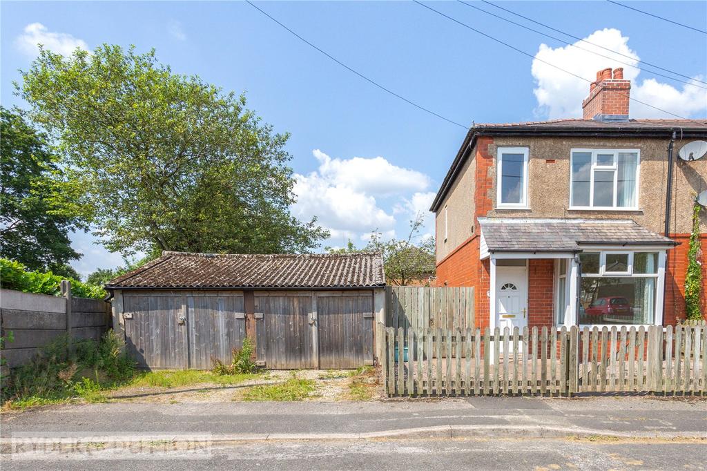 Pyegrove Road, Glossop, SK13 3 bed end of terrace house £199,950