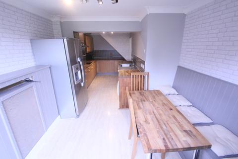 1 Field End Close, Luton, LU2 8DU