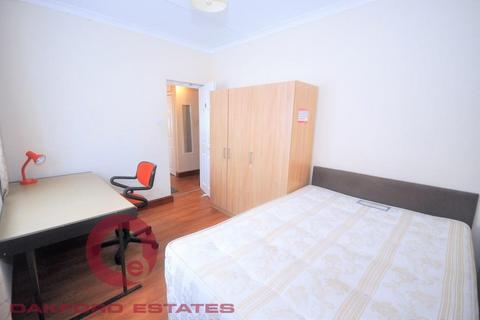 3 bedroom flat to rent, Burbage Close, Borough, London SE1