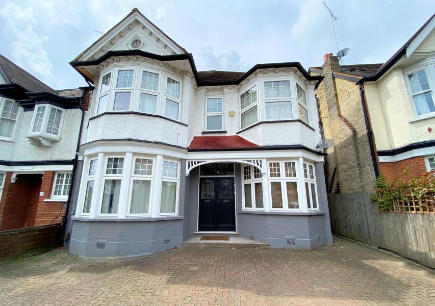 HOLMWOOD GARDENS, FINCHLEY, N3F 5 bed semidetached house £3,000 pcm (£692 pw)