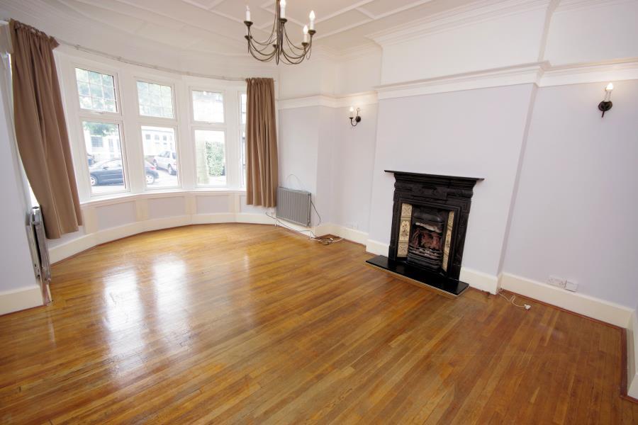 HOLMWOOD GARDENS, FINCHLEY, N3F 5 bed semidetached house £3,000 pcm (£692 pw)