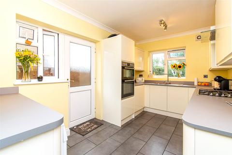 33 Mount Drive, Park Street, St Albans, AL2 2NP