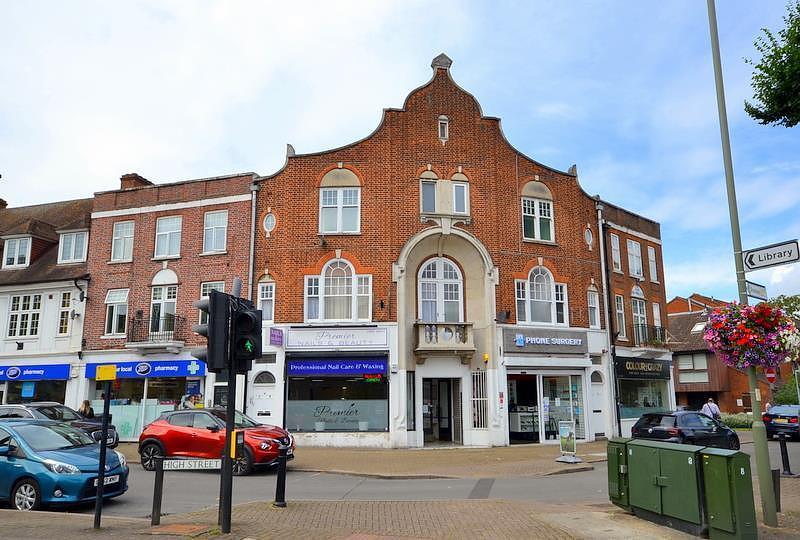 High Street, Shepperton, TW17 3 bed flat £325,000