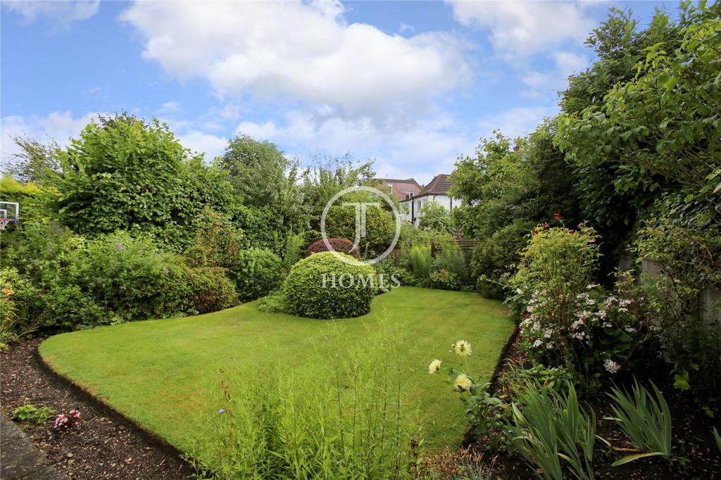 Haslemere Avenue, London, NW4 3 bed detached house £1,165,000