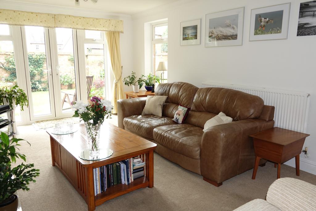 Robinson Close, Selsey 4 bed detached house £470,000