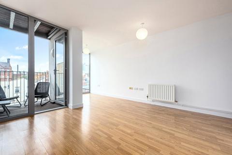 2 bedroom flat to rent, Umberston Street, London