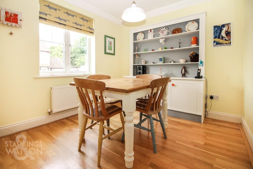 Draper Way, Chapel Break, Norwich 3 bed link detached house £275,000