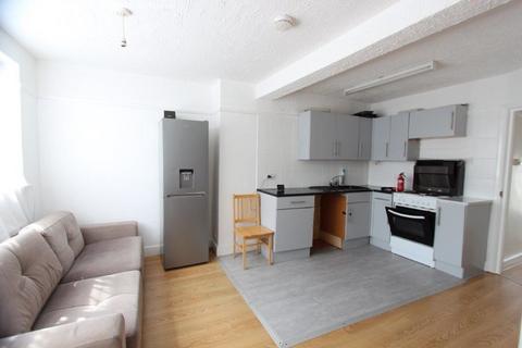 2 bedroom flat to rent, Westerham Avenue, Enfield N9