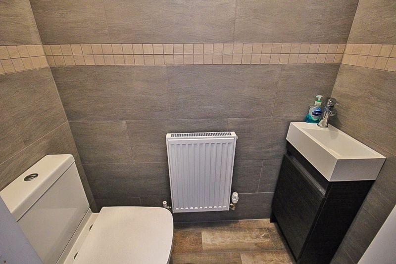 Donwstairs wc