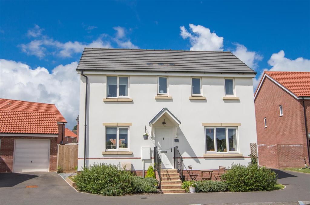 Willow Walk, Crediton 3 bed detached house £350,000