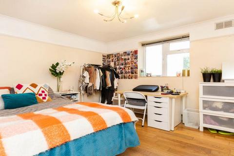 2 bedroom flat to rent, W2