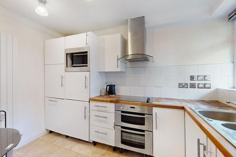 2 bedroom flat to rent, W2