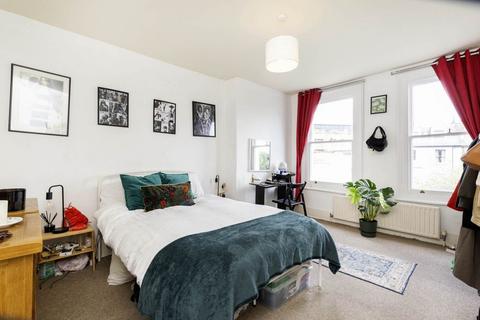 Studio to rent, NW6