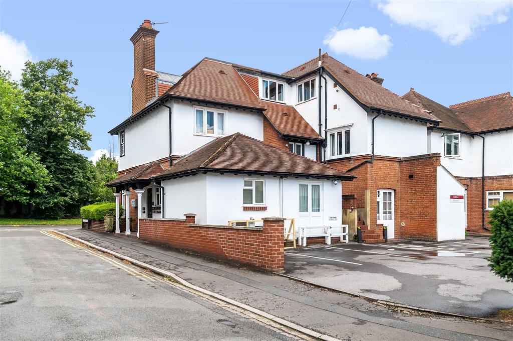 Portsmouth Road, Esher 1 bed flat - £895 pcm (£207 pw)