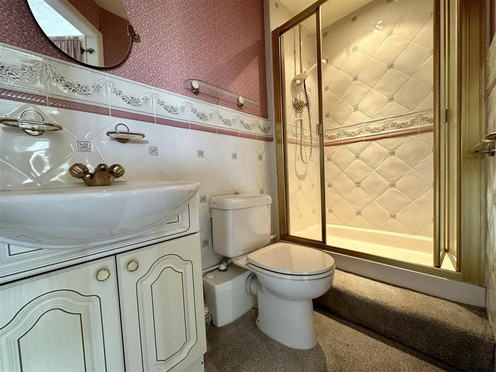 En suite shower room/wc