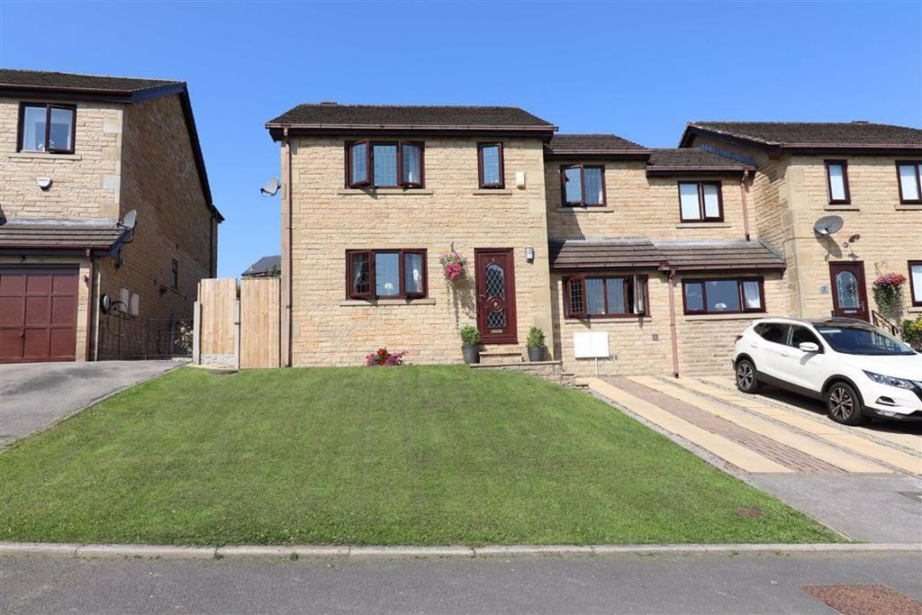 Coates Fields, Barnoldswick, Lancashire, BB18 3 bed semidetached house