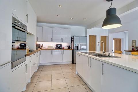 19 Canada Drive, Rawdon, Leeds, LS19 6LU