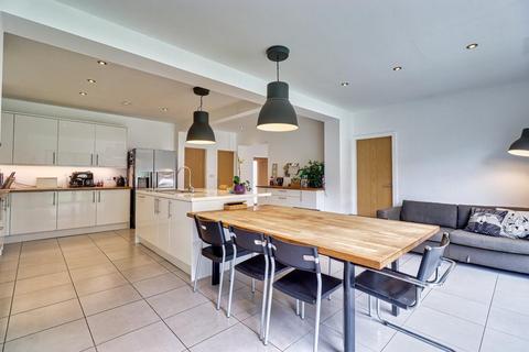 19 Canada Drive, Rawdon, Leeds, LS19 6LU