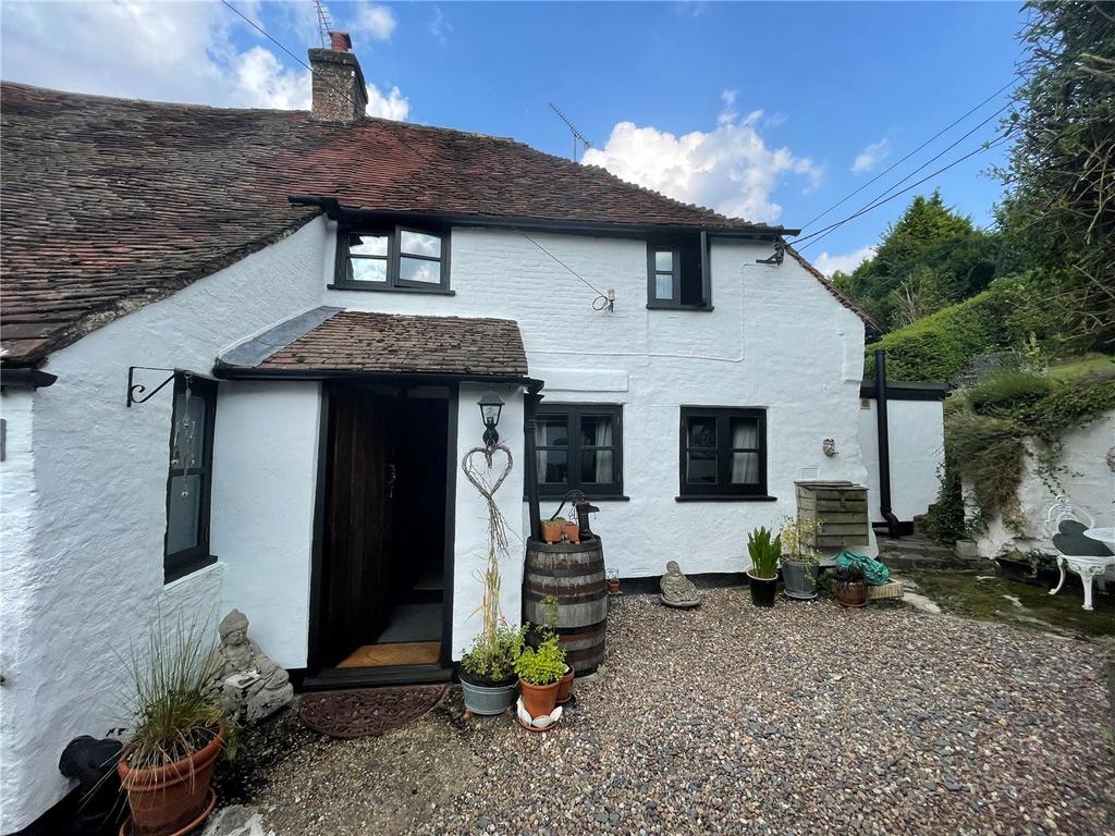 Red Lion Lane, Farnham, Surrey, GU9 2 bed semidetached house £1,400