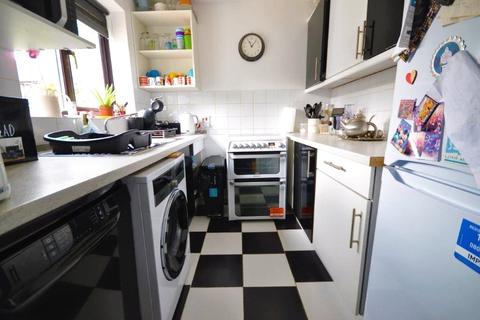 10 Broadmead, Horley, RH6 9XB